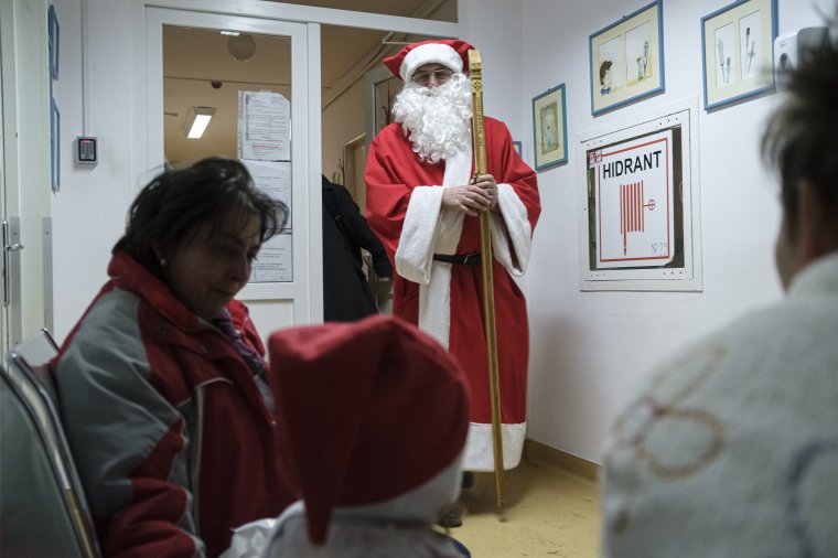 Tizenhét éve ölt piros ruhát az erdélyi gyerekek örömére a szekszárdi Mikulás