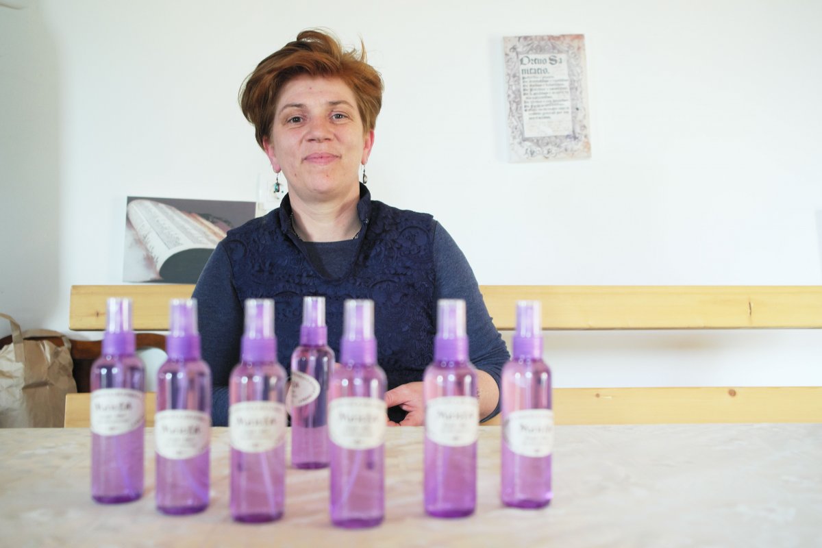 A vizek kis üvegcsékbe kerülnek – lehet permetezni a bőrre •  Fotó: Veres Nándor