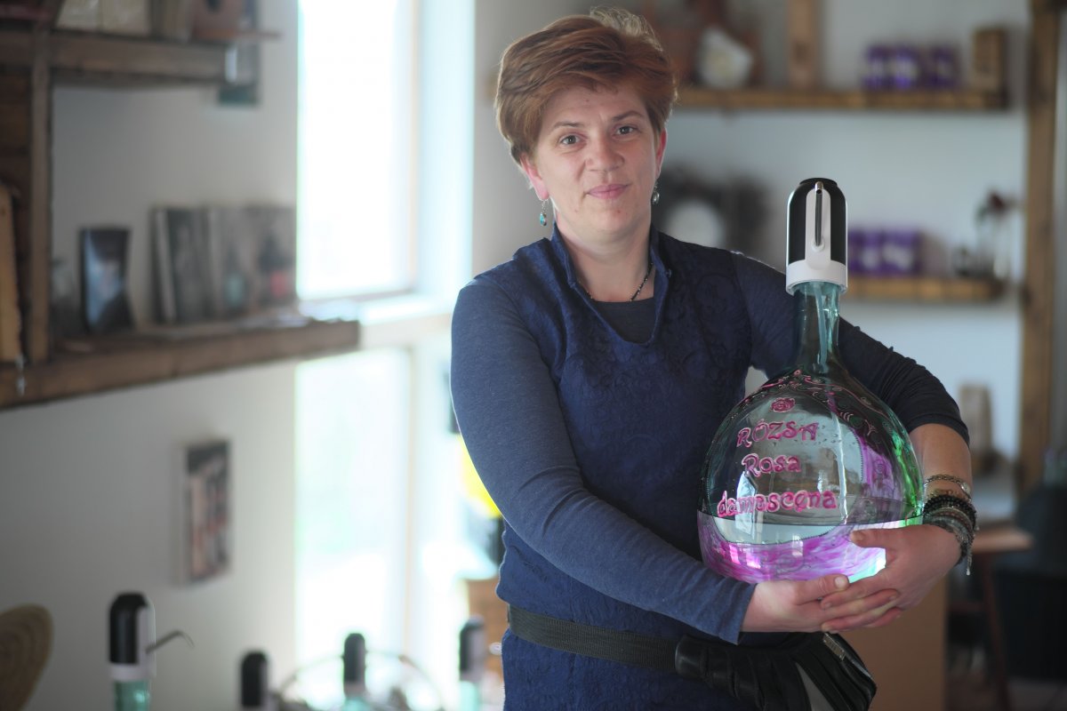 A növény rajta hagyja a nyomatát ezeken a párlatokon. Olyan, mintha a virágzó rózsáról összegyűjtenéd a harmatot •  Fotó: Veres Nándor
