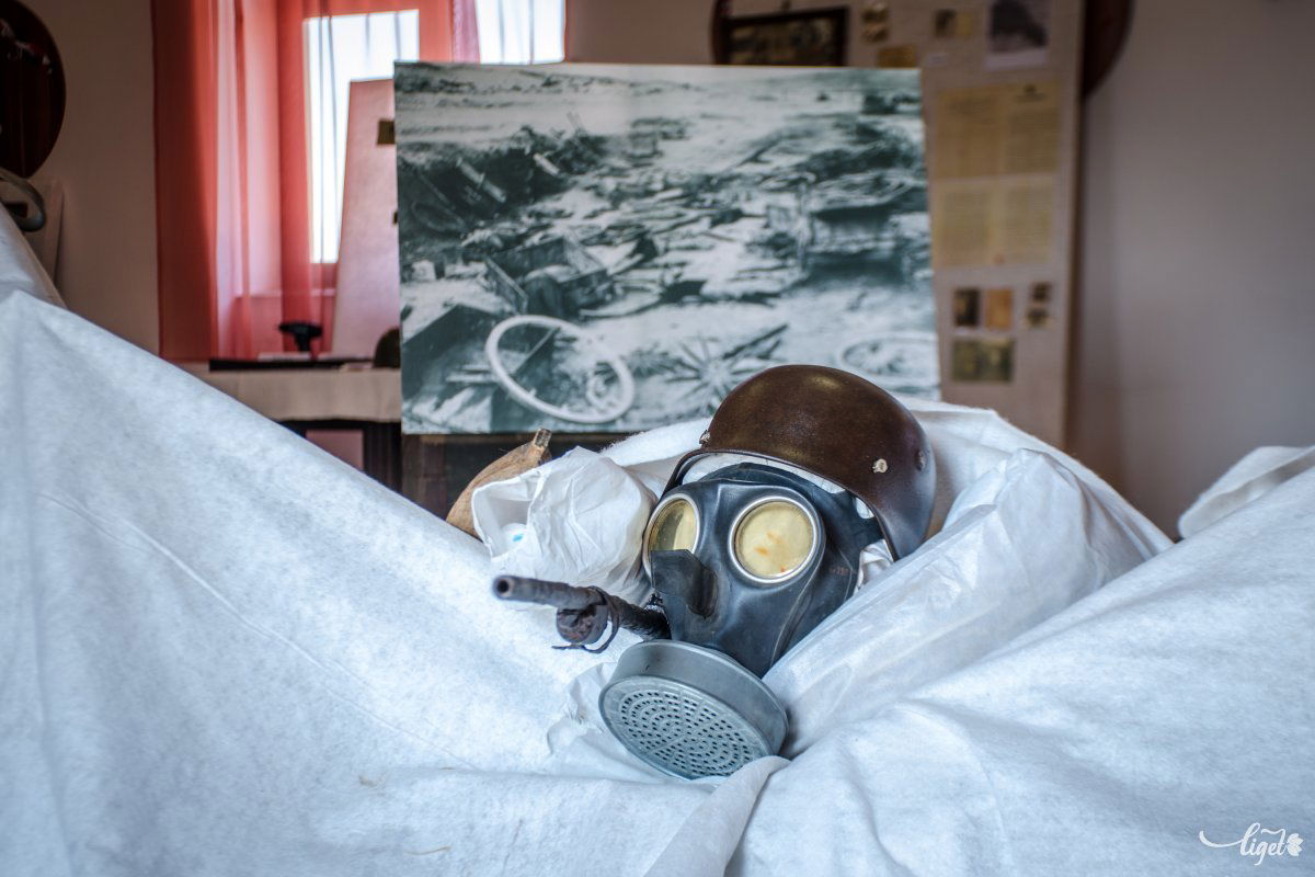 A terem közepén installáció fogad •  Fotó: Pinti Attila