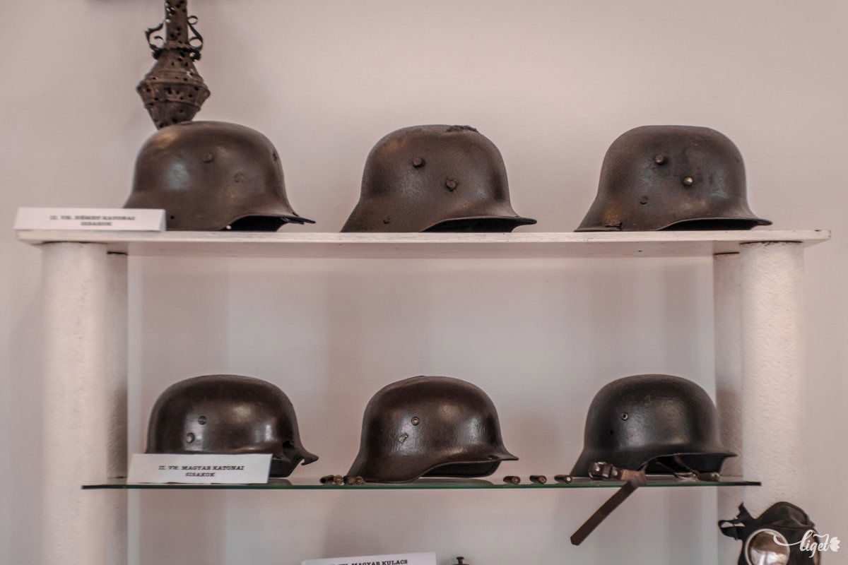 Magyar katonai sisakok •  Fotó: Pinti Attila