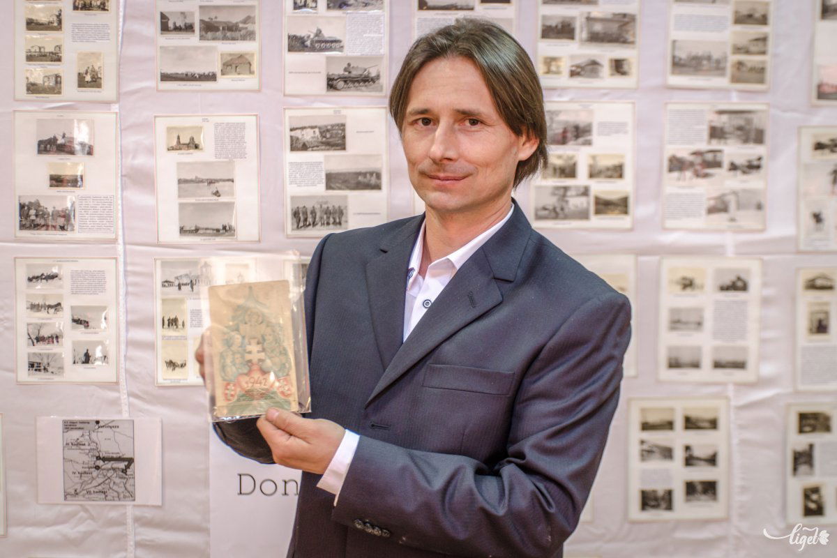Biró László a nagytatája Bibliájában talált levelezőlappal •  Fotó: Pinti Attila