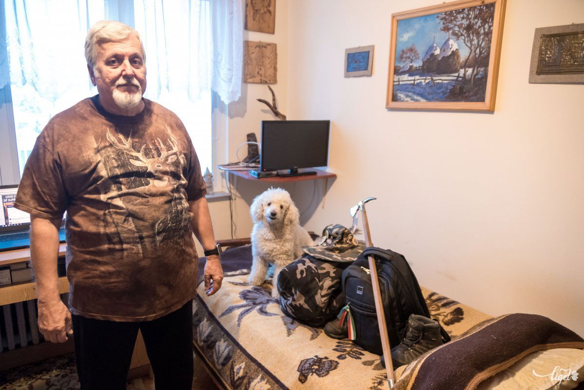 Útra készen: Boros János, Pali kutya és a túrafelszerelés •  Fotó: Veres Nándor