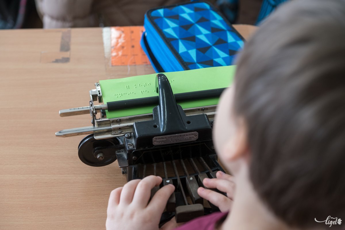 A látássérült vizsgázók Braille-íráshoz szükséges gépet is használhatnak vizsga alatt •  Fotó: Veres Nándor