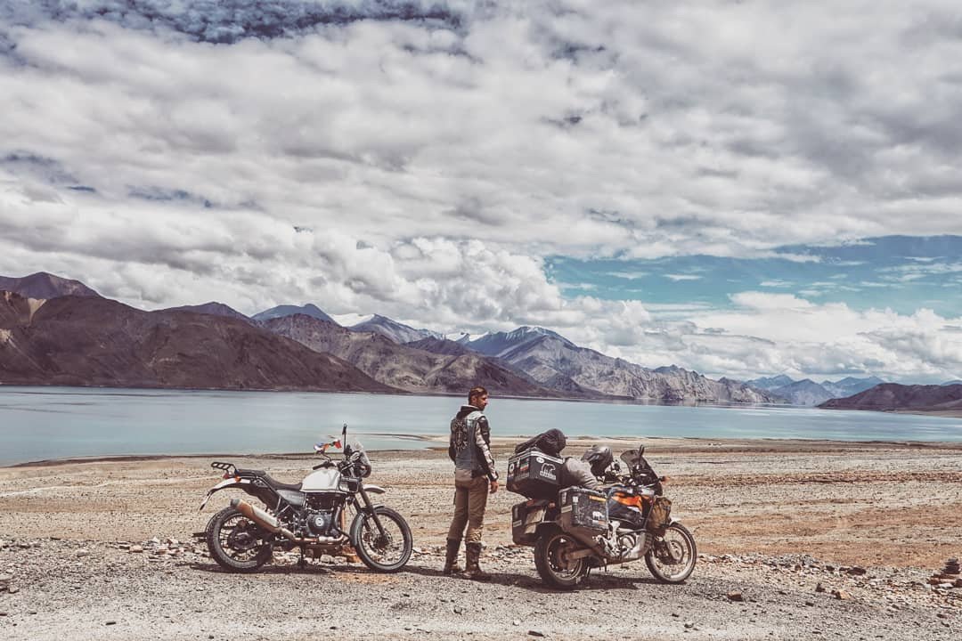 Motorral a Himaláján •  Fotó: Instagram/Bezsnei Andor