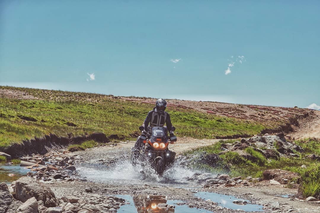 Pakisztánban motorozva •  Fotó: Instagram/Bezsnei Andor