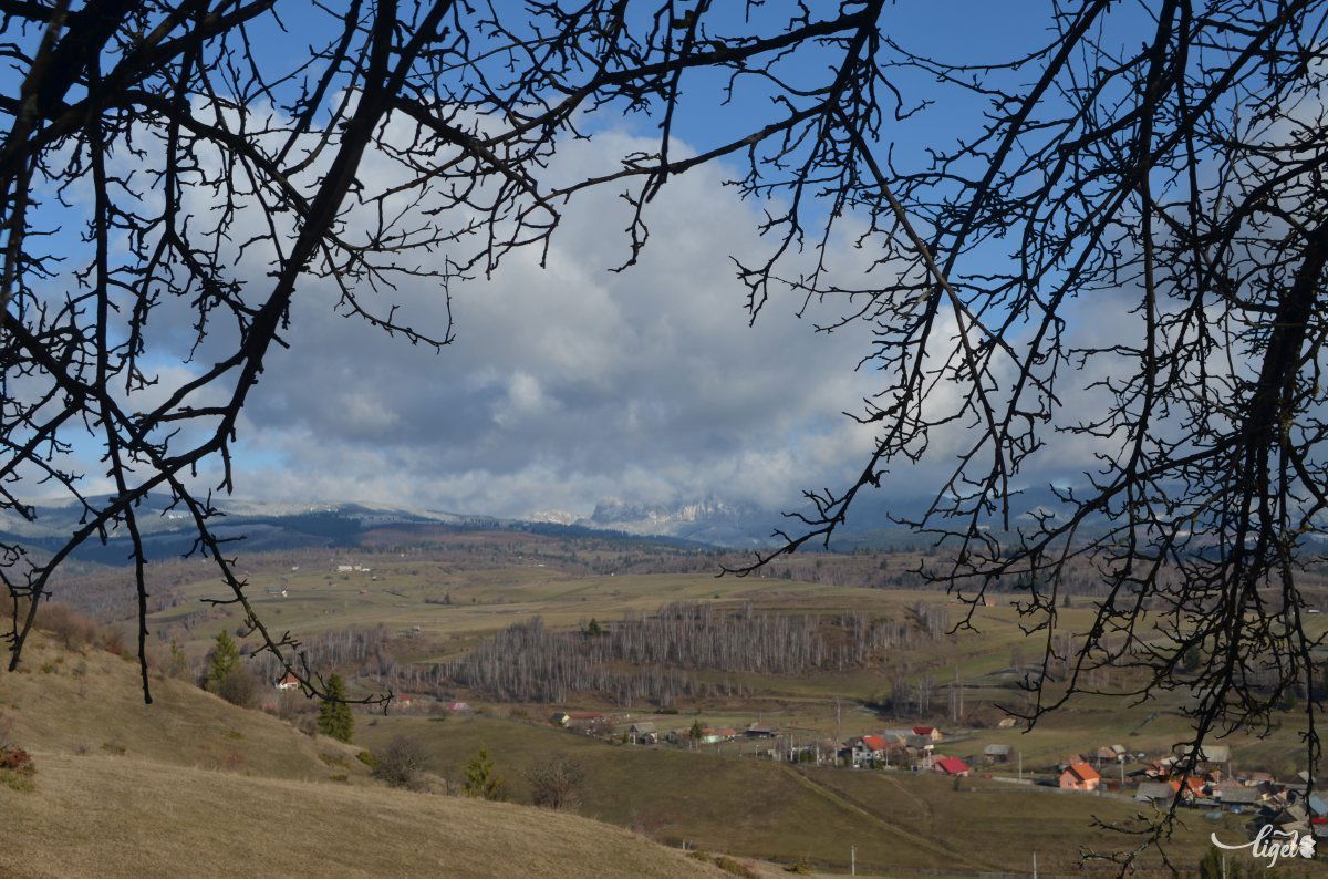 A távolban a Nagyhagymás égbeszökő mészkőszirtjei •  Fotó: Jánosi Csaba