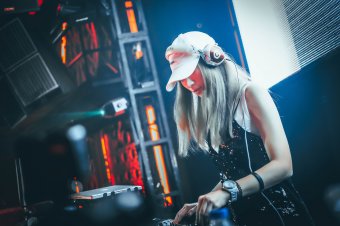 Baj, ha a DJ mindig ugyanazokat a zenéket játssza?
