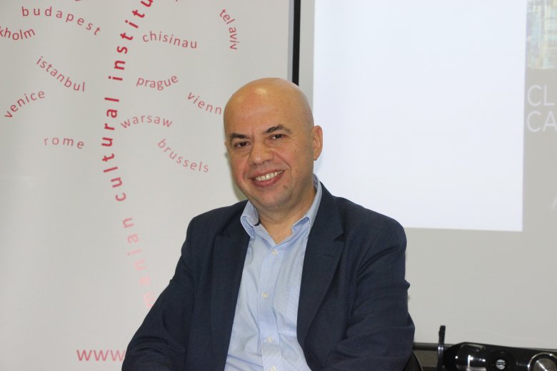 Salamon Márton László ma a Tel Aviv-i Román Kulturális Intézet igazgatója, de Görögországban is volt már szaloniki főkonzul •  Fotó: Forrás: Salamon Márton László archívuma