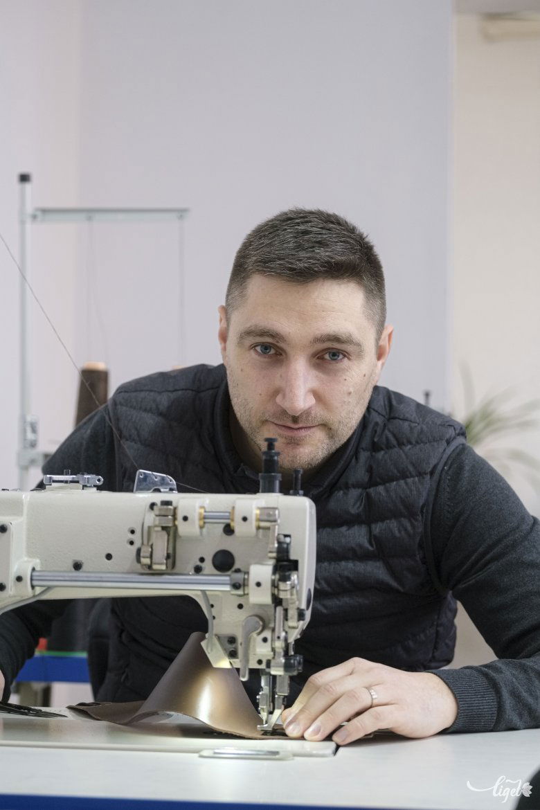 Szereti kombinálni a különböző anyagokat •  Fotó: Veres Nándor