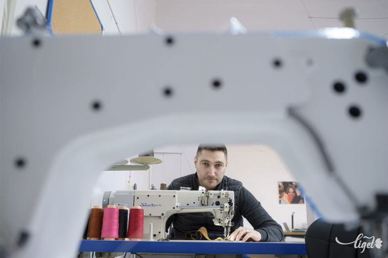 Korán megtanult varrni. Minden varrat odafigyelést igényel •  Fotó: Veres Nándor