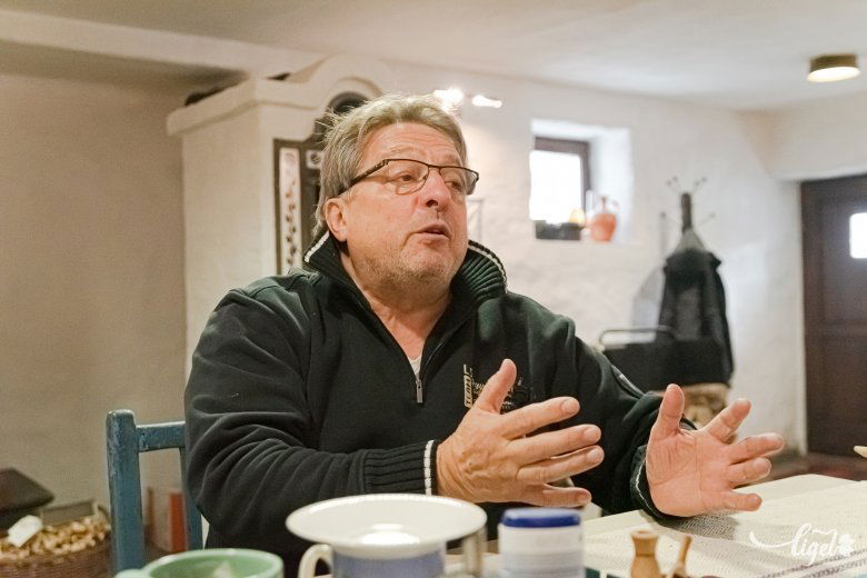 „Én azt mondom ma már a fiataloknak, hogy tőlem ne főzni tanuljanak, tőlem egy életérzést, életfilozófiát vegyenek át.” •  Fotó: Gábos Albin