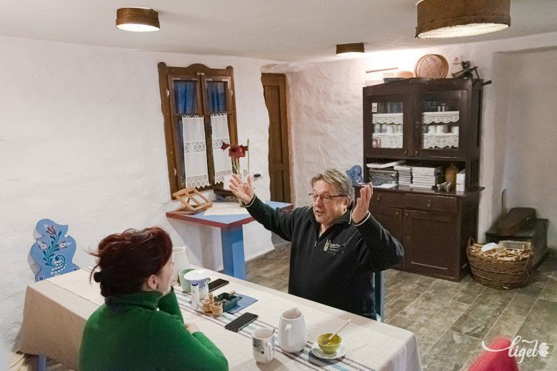 A csíkmadarasi Zsigmond Malom Fogadóban Gáll Tímeával együtt főzött Bíró Lajos •  Fotó: Gábos Albin
