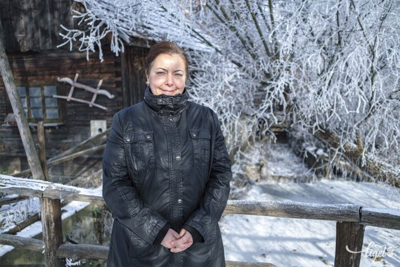 Gáll Tímea, háttérben a malom •  Fotó: Veres Nándor