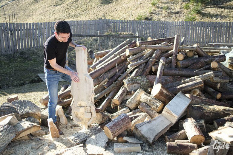Jó minőségű faanyagból készül a gyimesi hangszer •  Fotó: Veres Nándor