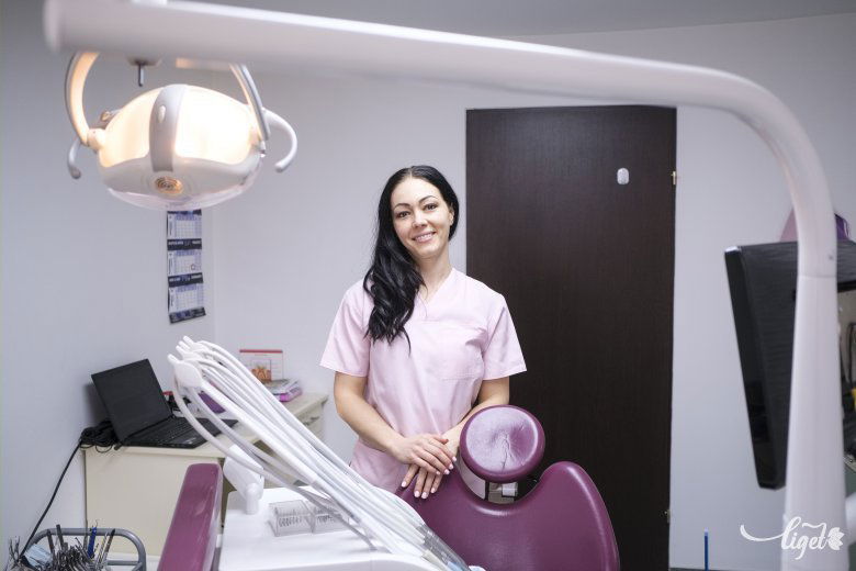 Pataki Réka szerint nagyon fontos, hogy a szülők megértsék, a fogszabályozás lényege a későbbi problémák megelőzése •  Fotó: Veres Nándor