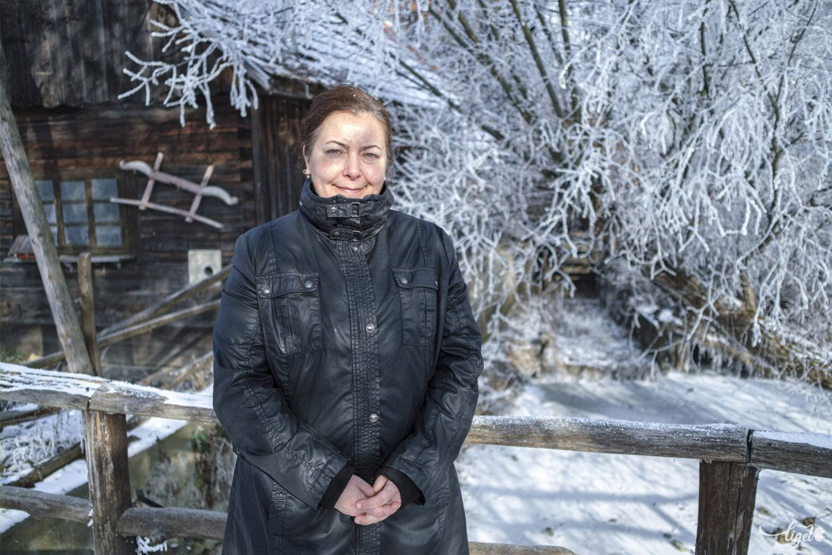 Gáll Tímea, háttérben a malom •  Fotó: Veres Nándor