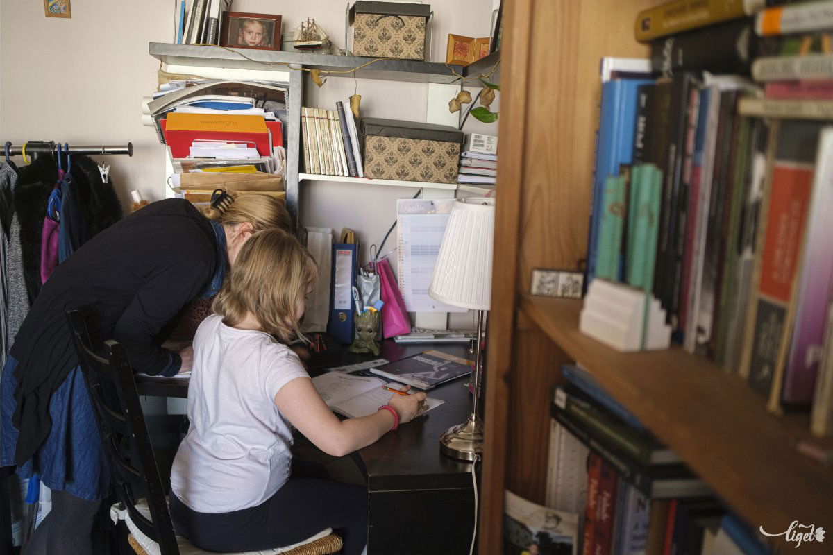 Régi beidegződés. A legtöbb háztartásban a home office idején is a nőkre hárul a takarítás, rendcsinálás, főzés, valamint a gyerekkel való tanulás is •  Fotó: Veres Nándor