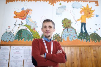 Nők között: lányos apa és iskolaigazgató