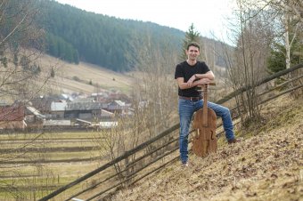 Százéves rönkből hangszer: Hadnagy Lehel