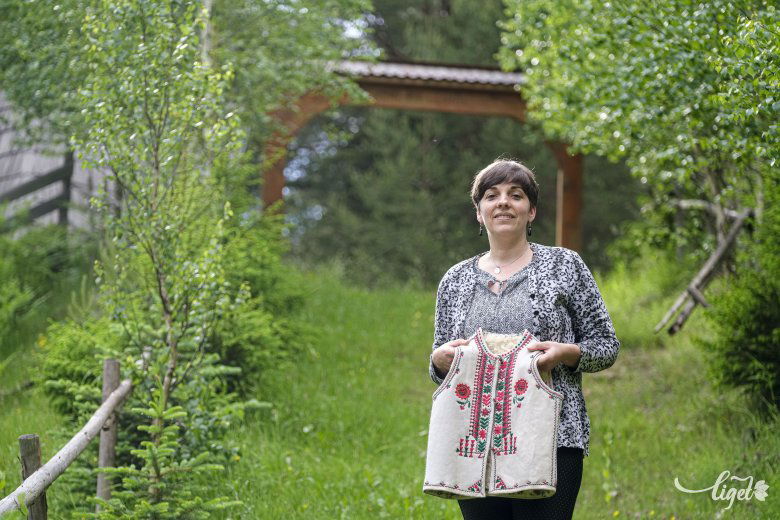 A mának és a jövőnek maradandót adni kimondottan nagy élmény számomra - mondja a gyimesfelsőloki fiatalasszony •  Fotó: Veres Nándor