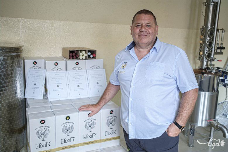 Erőss László és a Londonból érkezett oklevelek •  Fotó: Veres Nándor
