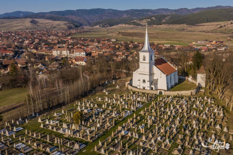 A nagykászoni templom és temető •  Fotó: Pinti Attila