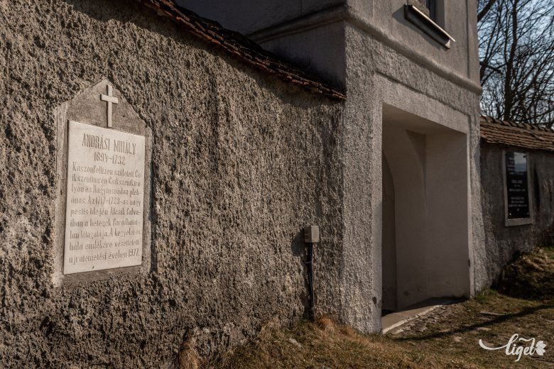 Bejárat a templomkertbe, balra Andrási Mihály sírja •  Fotó: Pinti Attila