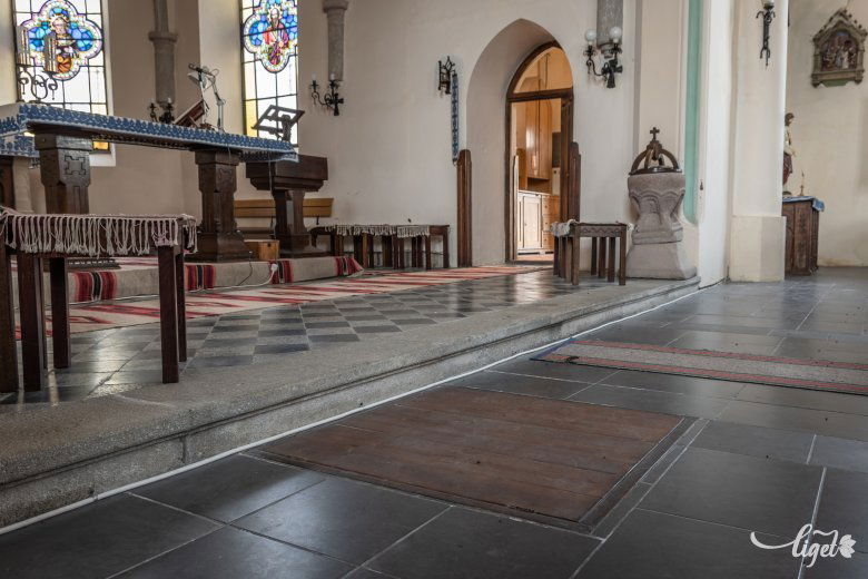 A kripta lejárata. Mivel kint hűvös van, lent meleg, a deszkaajtó megduzzadt, nehezen mozdítható. •  Fotó: Pinti Attila
