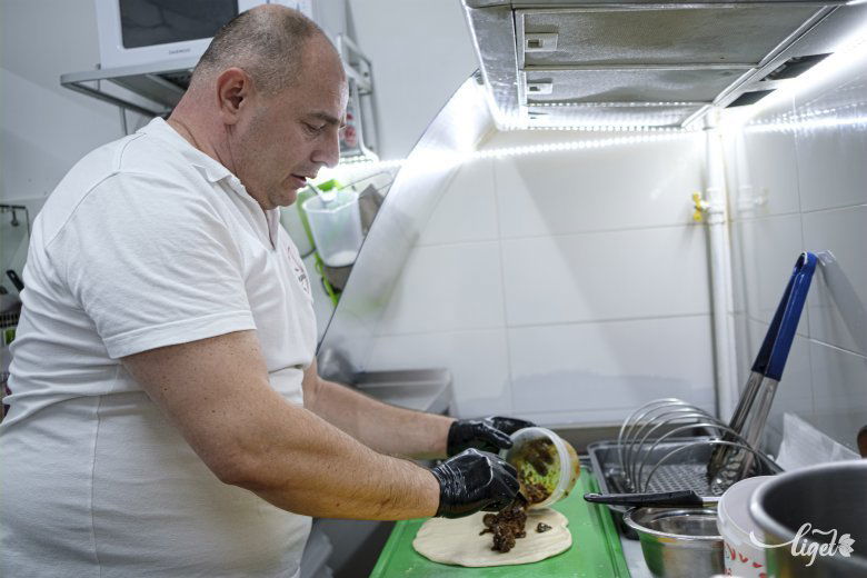 Lángos saját recept szerint: hosszú út vezetett a saját családi vállalkozásig •  Fotó: Veres Nándor