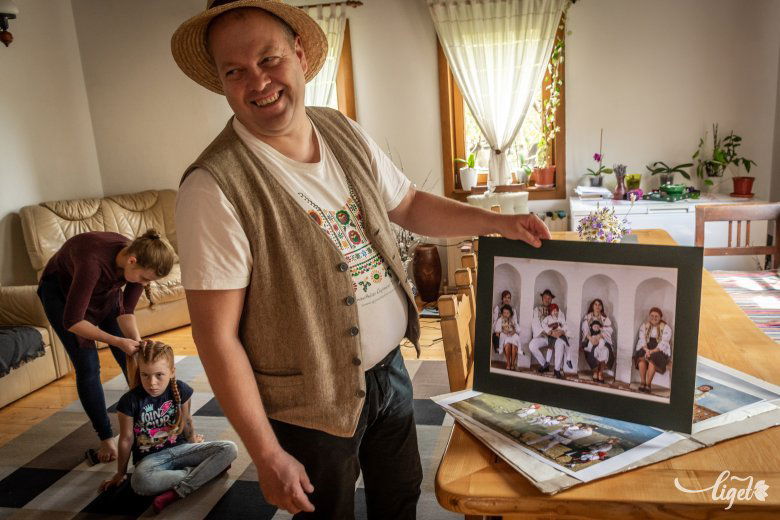 Rácz Árpád az Ádám Gyula által, a legkisebbik gyermeke keresztelőjén készített fotót mutatja •  Fotó: Pinti Attila