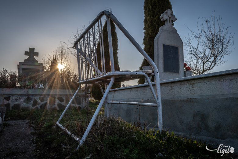 Amikor valakitől el kell válnunk, az olyan, mint mikor a pillangókat engedjük a réten felröppenni a tenyerünkből, érzékelteti a lelkipásztor •  Fotó: Pinti Attila