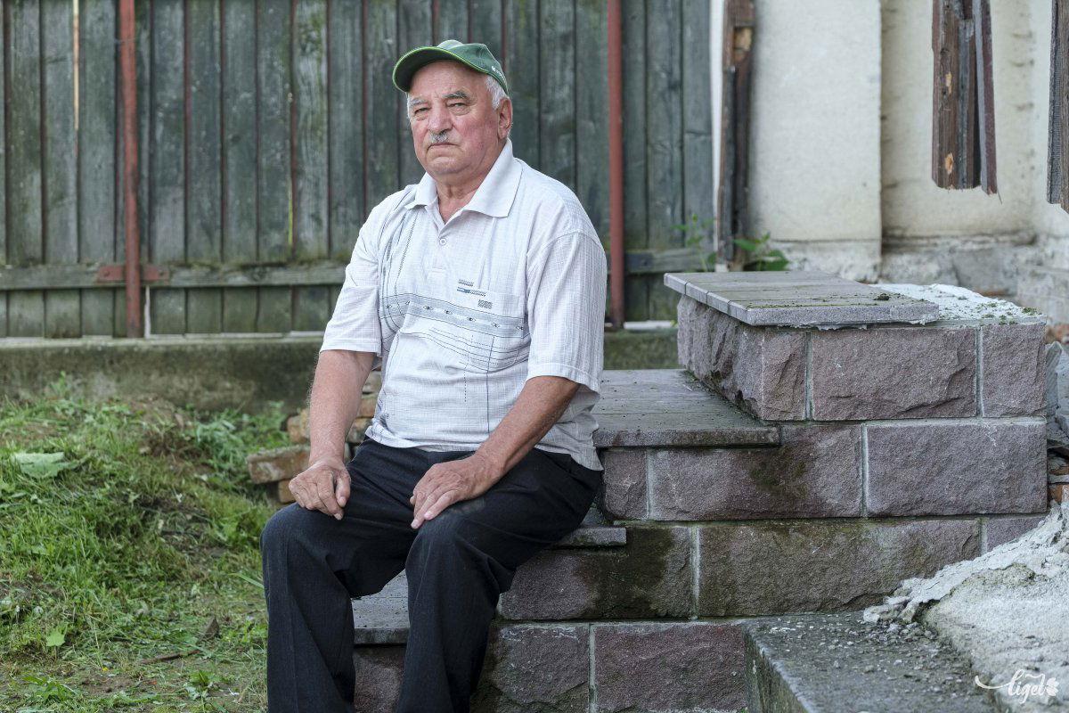 A szomszédjának készít faragott lépcsőt André Balázs. Talán az utolsó munkája •  Fotó: Veres Nándor