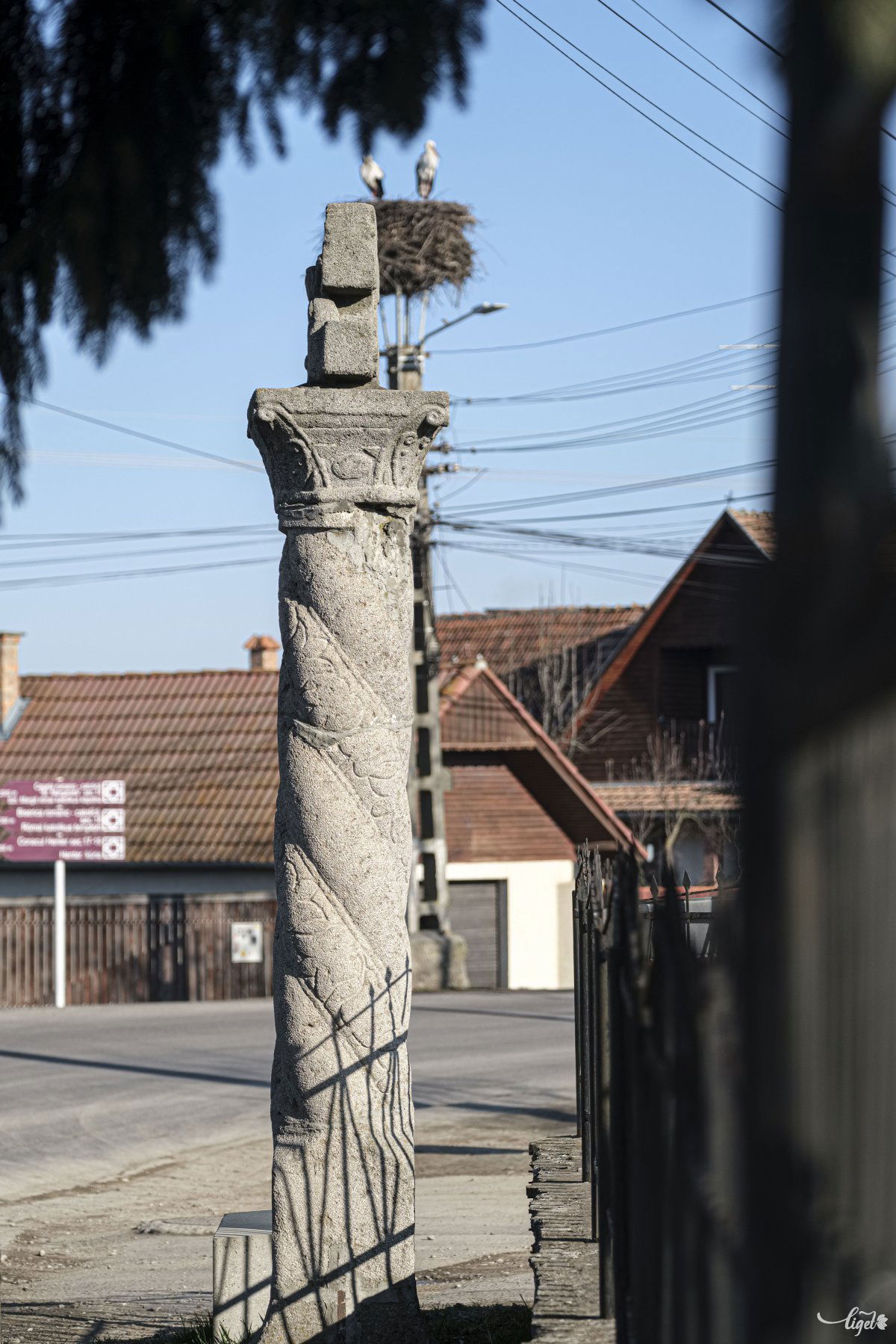A Timár Tamás által 1721-ben hálából állíttatott csavaros kereszt Csíkszentimrén •  Fotó: Veres Nándor