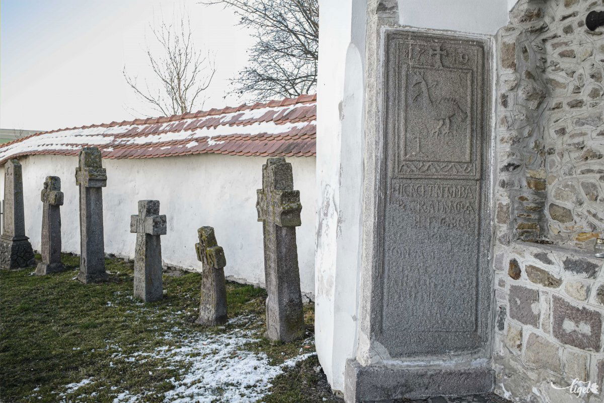 Sírkövek Csíkszentkirályon.A felirat felett a Henter és Bors családok címere, valamint az 1719-es évszám •  Fotó: Veres Nándor