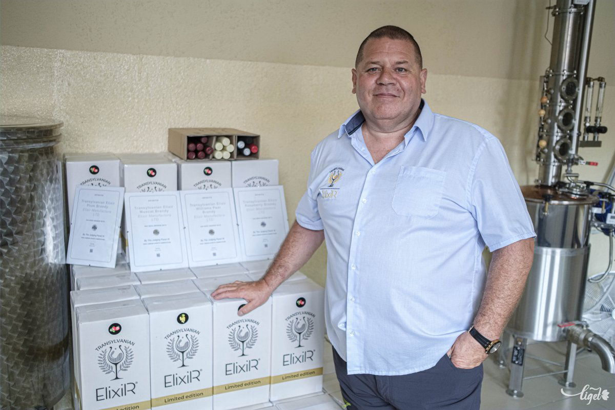 Erőss László és a Londonból érkezett oklevelek •  Fotó: Veres Nándor