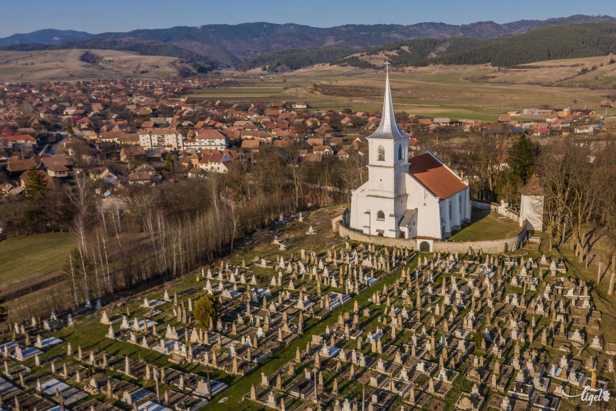 A nagykászoni templom és temető •  Fotó: Pinti Attila