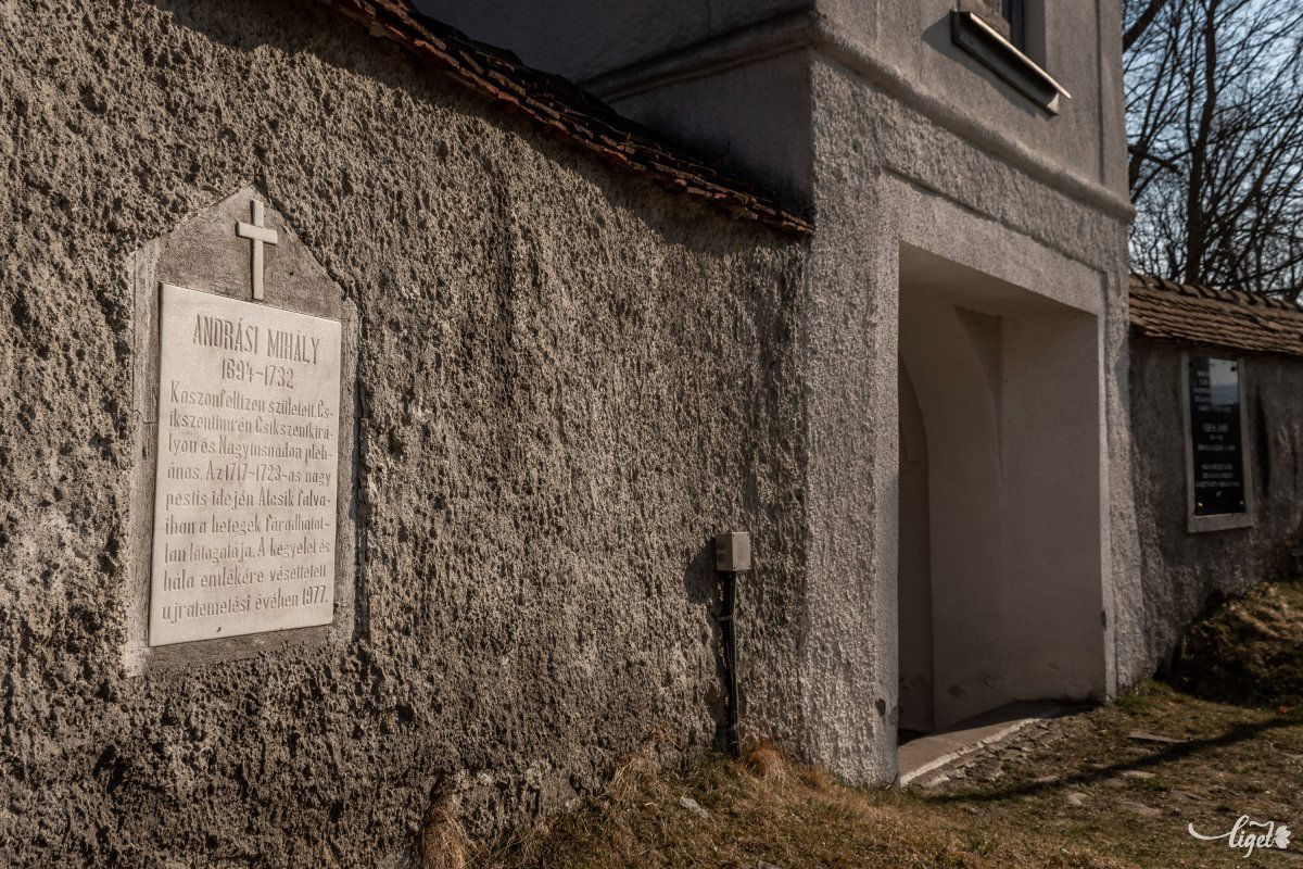 Bejárat a templomkertbe, balra Andrási Mihály sírja •  Fotó: Pinti Attila