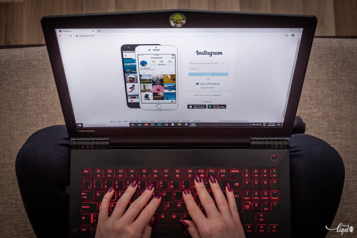 Nem privát szféra: nyilvános térbe lépünk ki, ha belépünk egy online térbe •  Fotó: Pinti Attila