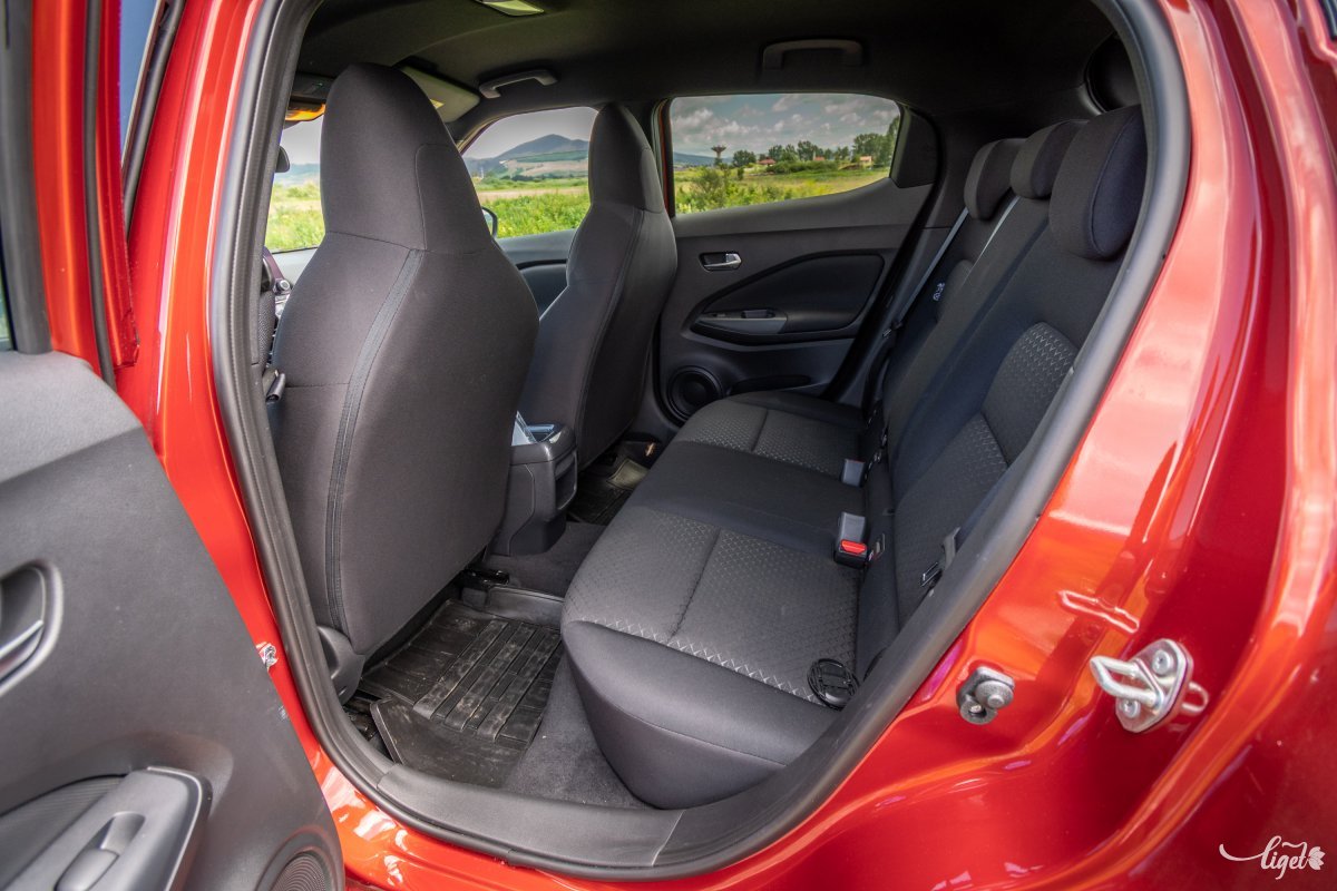 Hosszabb ülőlappal elfogyott volna a térd előtti tér hátul &bullet;  Fotó: Pinti Attila