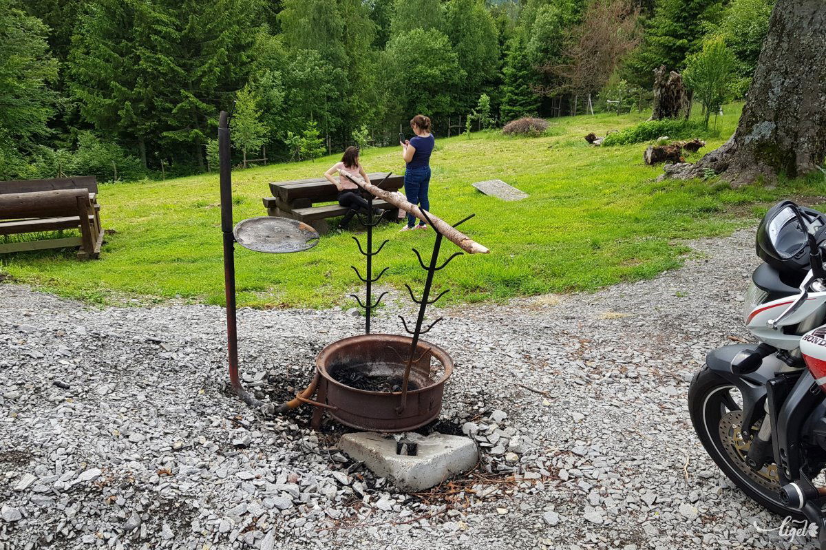 Bográcsozni is van lehetőség a parkoló közelében •  Fotó: Rédai Attila