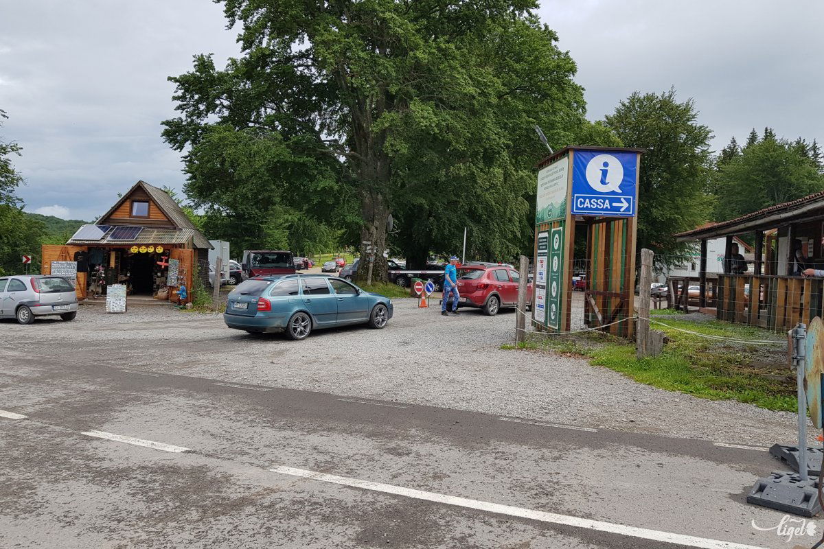 Mint egy parkolóházban: gombnyomásra jön a parkolójegy, fizetni kasszában vagy az automatának, igaz, az éppen nem működött •  Fotó: Rédai Attila