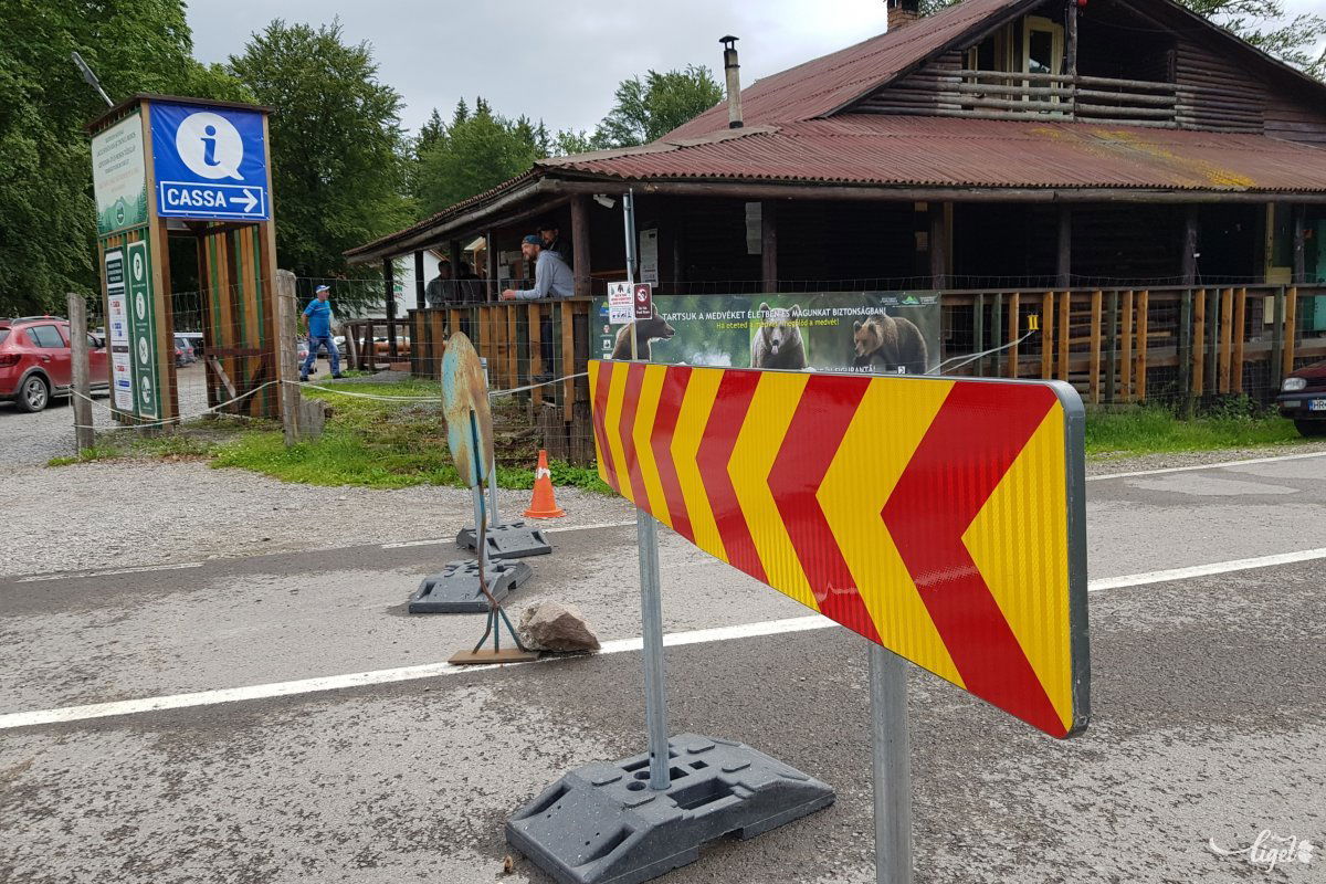 Három óra itt tartózkodás 24 lej egy személygépkocsinak, utána minden további óra plusz két lejt kóstál. Kártyás fizetésre is van lehetőség, de időigényes, gyenge a térerő itt •  Fotó: Rédai Attila