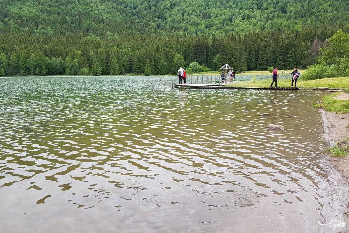 Csinos kis móló hívogat a fényképezkedésre, de azért nem árt odafigyelni, nehogy a vízbe essünk. Az emberek türelmesen kivárják sorukat, itt újra van „szelfisor” •  Fotó: Rédai Attila