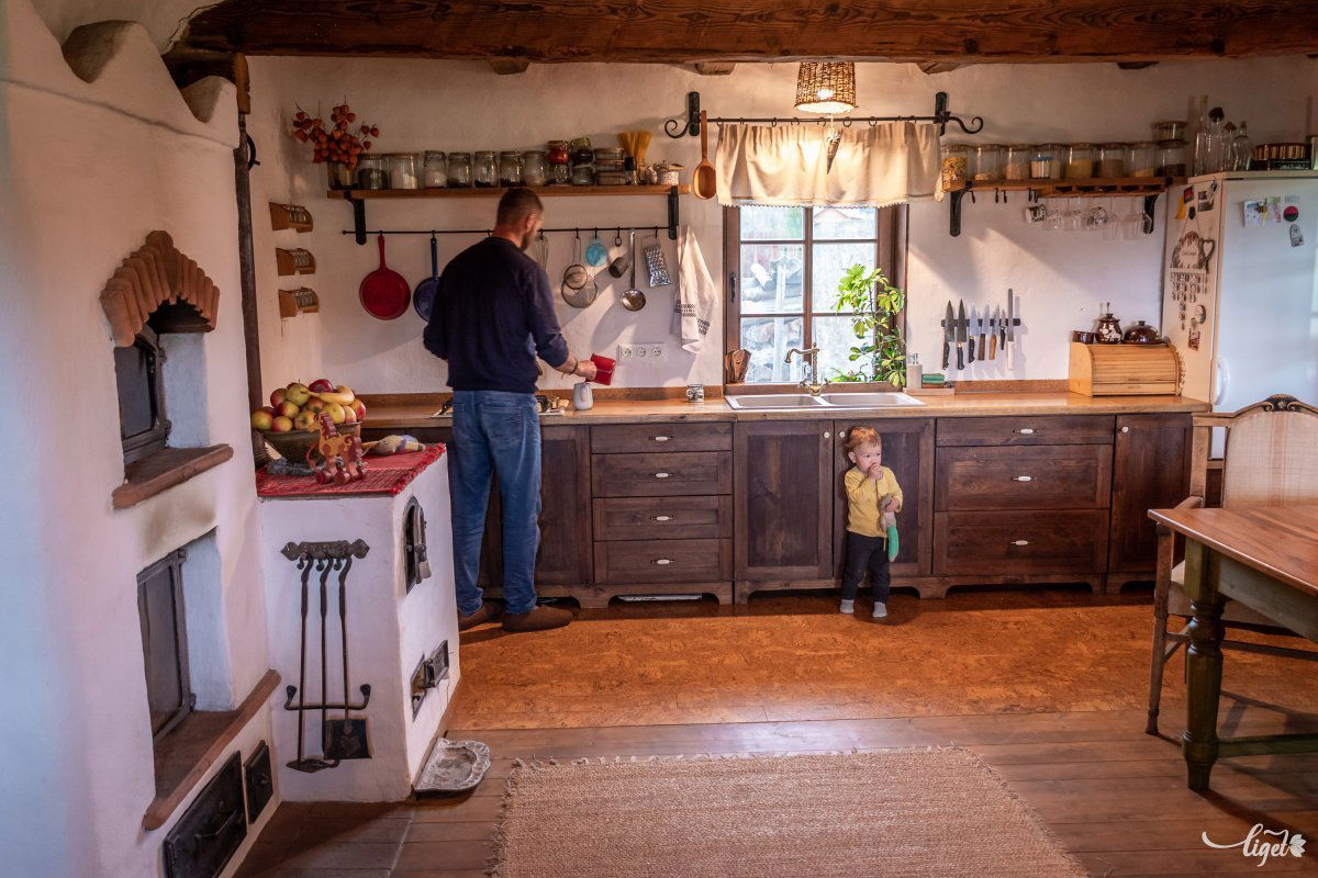 Tömegkályhával fűtenek, ugyanaz a kályha adja a nappali, a hálószoba és a fürdő melegét is •  Fotó: Pinti Attila