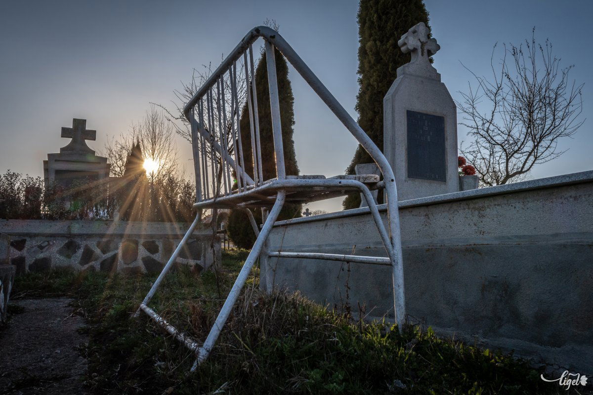 Amikor valakitől el kell válnunk, az olyan, mint mikor a pillangókat engedjük a réten felröppenni a tenyerünkből, érzékelteti a lelkipásztor •  Fotó: Pinti Attila