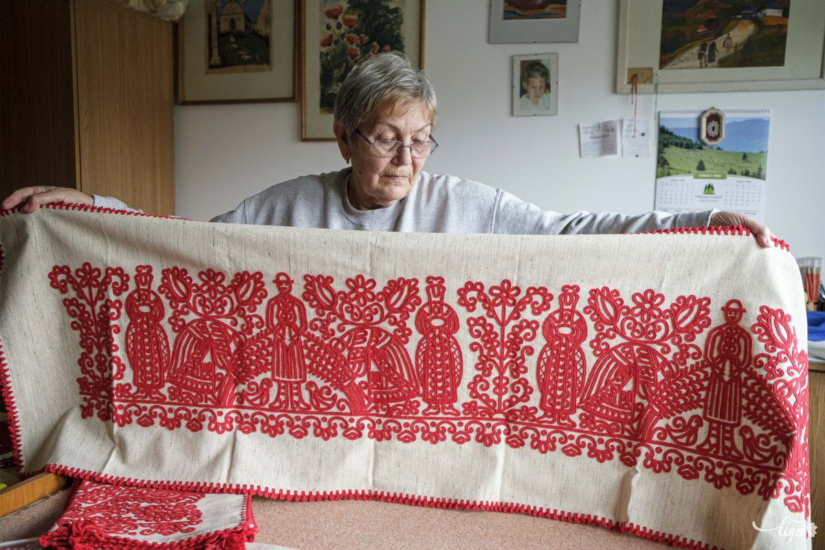 Vákár Katalin évtizedek óta készít írásos kézimunkákat, de örökölt darabjai is vannak •  Fotó: Veres Nándor
