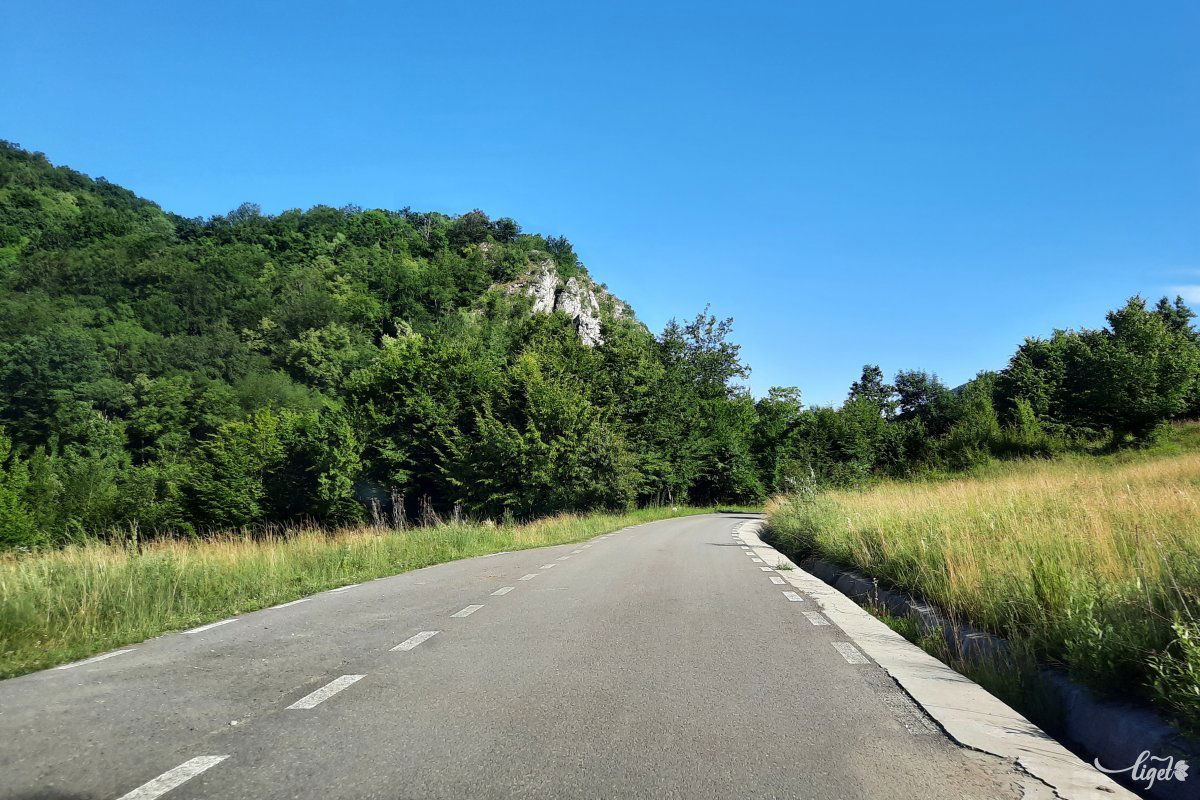 A keskeny aszfaltút a kitérővel •  Fotó: Rédai Attila