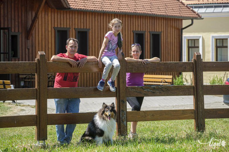 Hanna, Edit és Zsolt. London után Csíkszentsimonban leltek új otthonra •  Fotó: Veres Nándor
