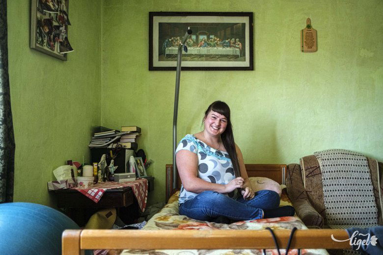 „Ma már a jobb lábam mozog, érzek is vele, a bal lábamat tavaly augusztustól tudom mozgatni. Mindez reményt ad” •  Fotó: Veres Nándor